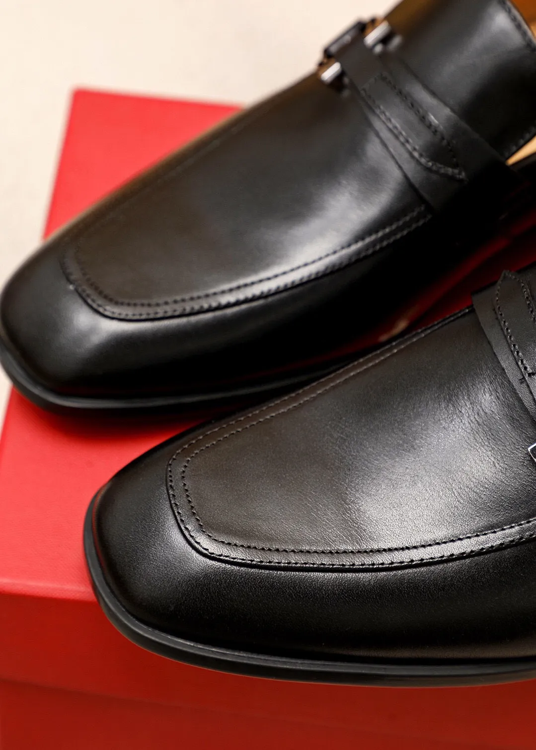 Men's shoes 💰480 💐 Product trademark: Ferragamo "Ferragamo" casual leather shoes Regular size: 38-44 (45🉑️customized) Product materials: Selected imported first-layer cowhide upper + luxury hardware buckle, imported water-dyed cowhide leather lining. Strong three-dimensional visual effect, original rubber outsole Color: 3⃣️seed leather materials available